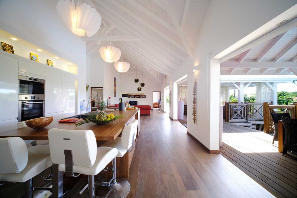 Beautiful living space under a magnificent frame with exposed beams that reinforces the Creole personality of the vila.