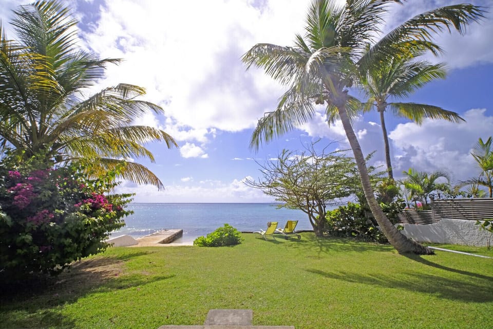 4-bedroom villa for up to 8 people. Located on the seafront and a stone's throw from the golf course, the villa is spacious and open to the sea.