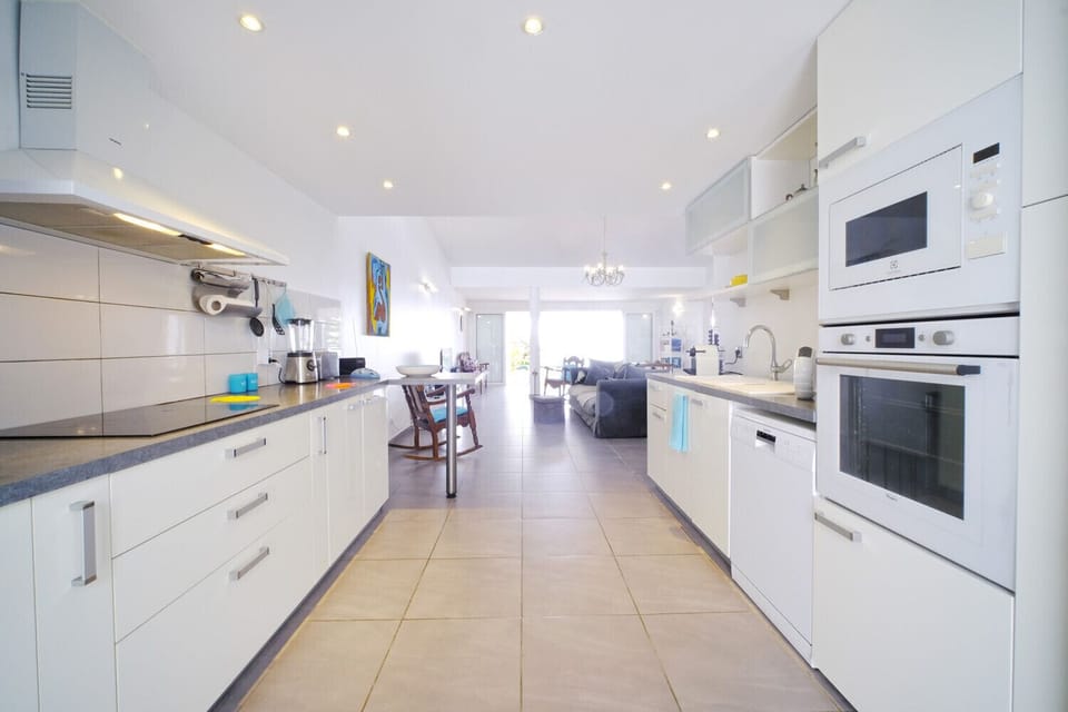The kitchen of the Lagon Caraïbes villa is fully equipped and opens onto a beautiful living room.