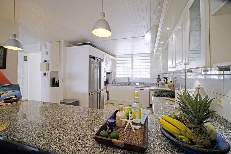 The kitchen of the Blue Margarita villa is fully equipped, it unites with the living room to create a pleasant living space bathed in light with the lagoon as a backdrop.
