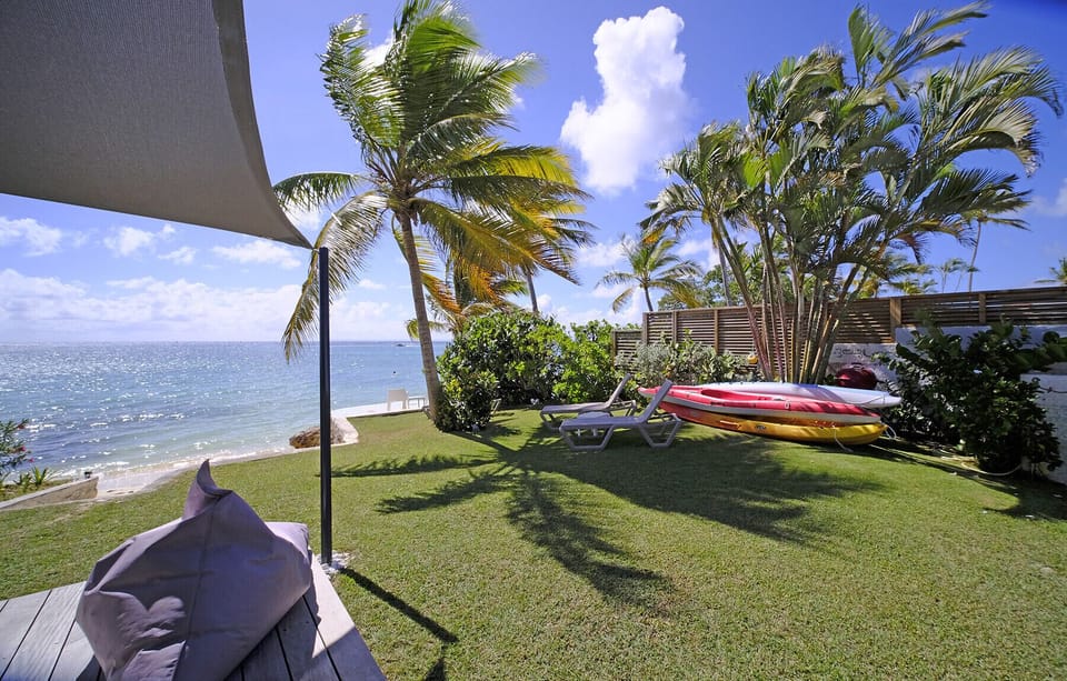 Villa Blue Margarita is a 4-bedroom beachfront villa overlooking the lagoon. A white sandy beach awaits you at the end of the garden.
