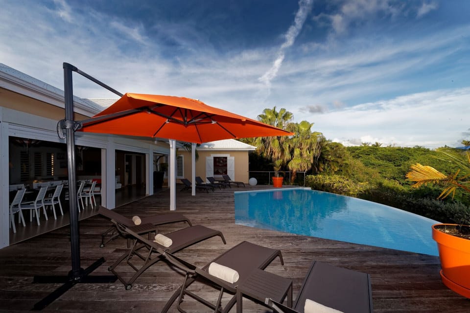 Villa Kay Kafé is a vast residence with swimming pool and sea view in Saint Anne