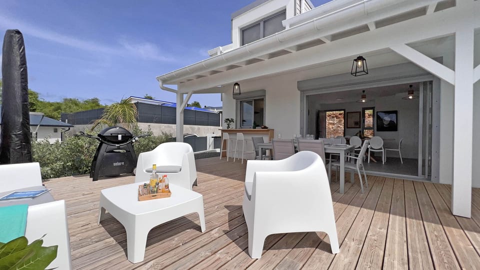 Villa Alma combines modernity and Creole tradition. A lovely swimming pool to enjoy the tropical climate. The golf course is a 10-minute drive away.
