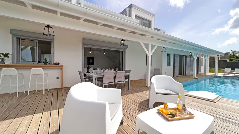 Villa Alma combines modernity and Creole tradition. A lovely swimming pool to enjoy the tropical climate. The golf course is a 10-minute drive away.