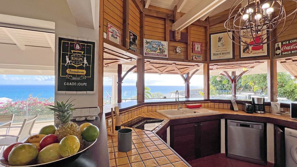 The kitchen is open to the terrace and the sea, you will enjoy preparing your meals for family or friends and enjoy your cocktails at the bar.