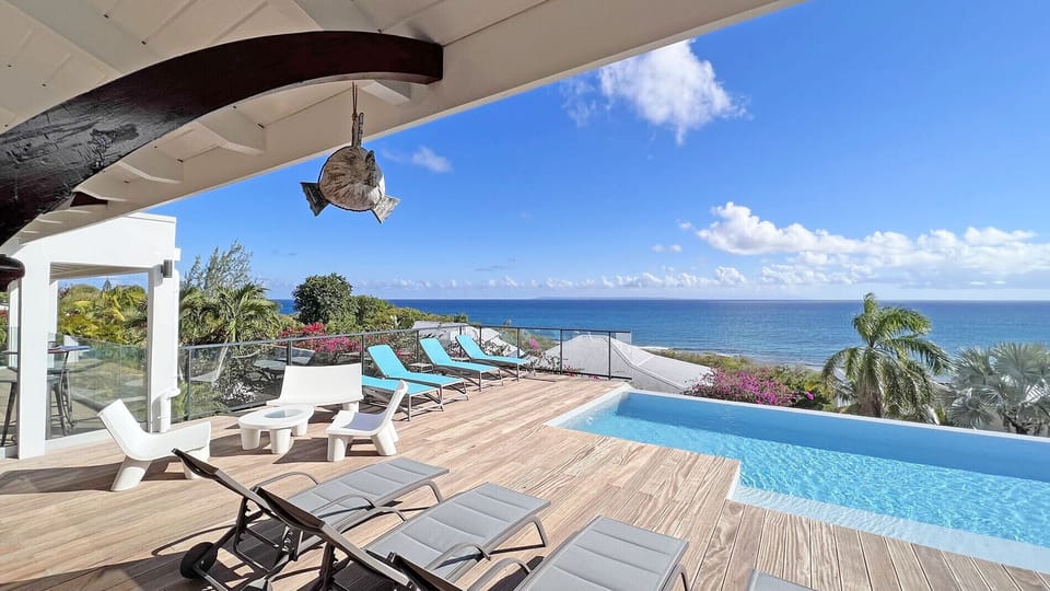 Relax on this vast, uniquely designed terrace, with an infinity pool and breathtaking views of the cove.