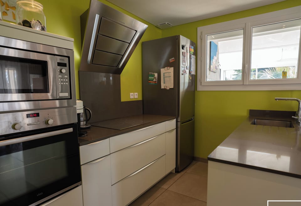Fully-equipped kitchen with fridge, oven, microwave, dishwasher, Nespresso...