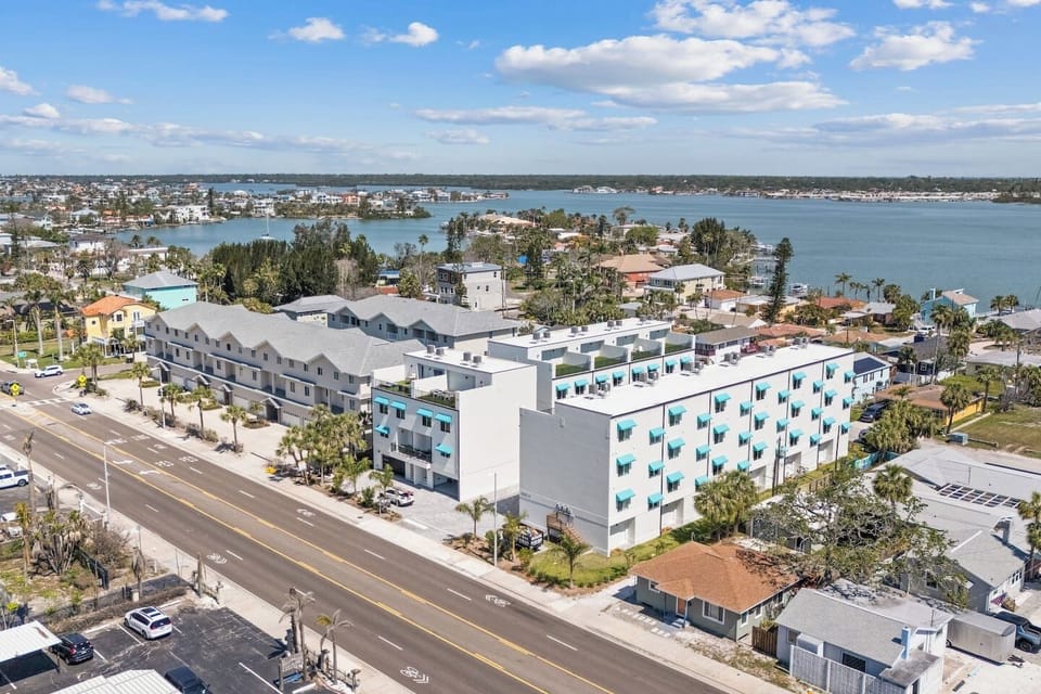 Sandwiched between the Gulf and the Bay