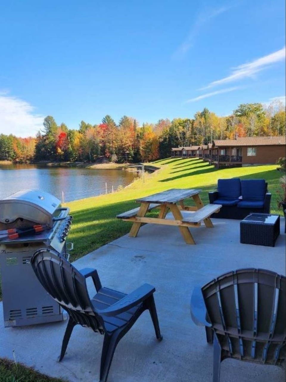 Overlooking Tittabawassee River with large outdoor patio