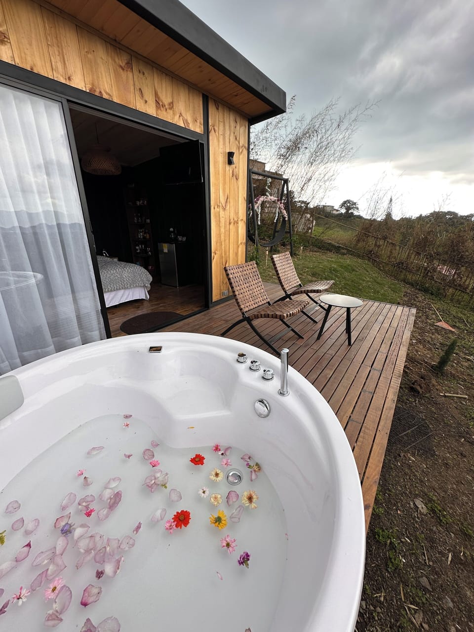 Outdoor spa tub