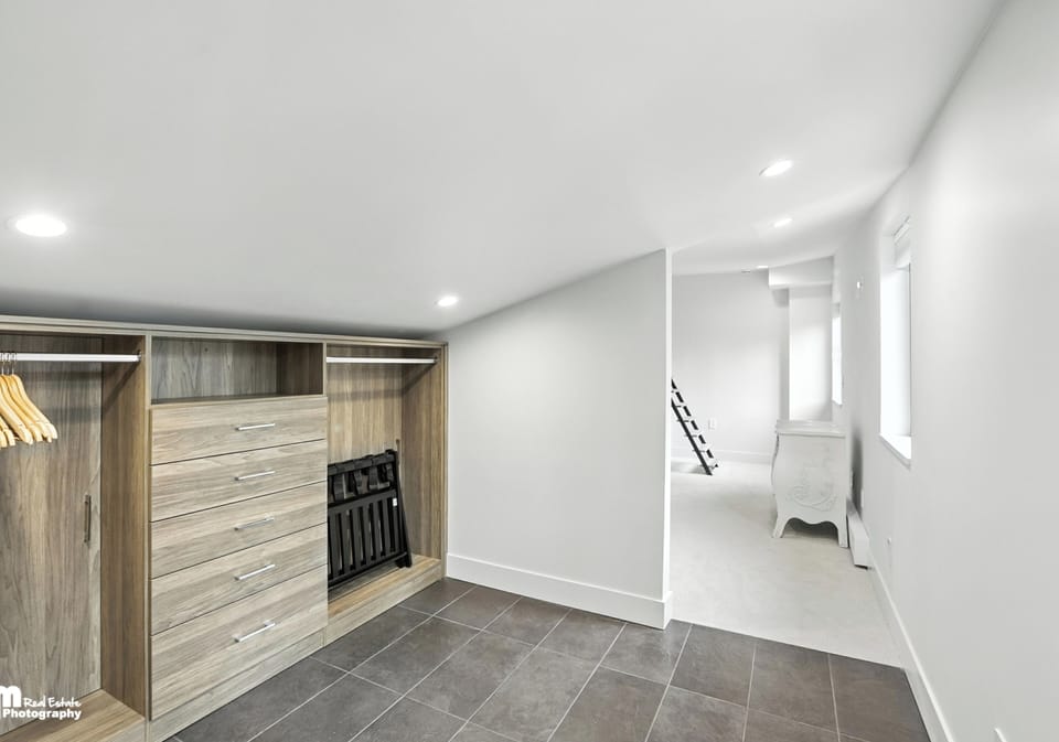 Top Floor Closet (2)