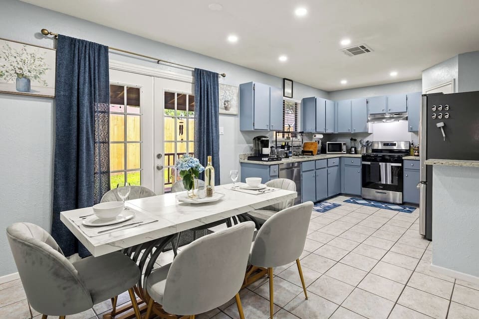 Channel your inner chef in this fully-equipped kitchen, then toast to your culinary masterpiece at the elegant dining table – no reservations required!