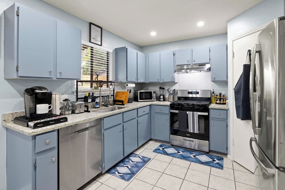 From morning coffee to midnight snacks, this fully-equipped kitchen has all your culinary needs covered!