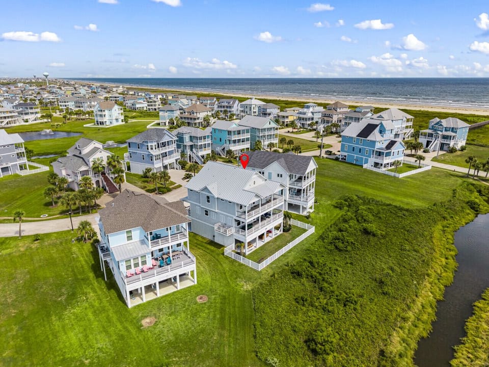 Just steps away from the beach & backed up to a calm, private lake that adds an extra layer of peace and privacy to your stay. Paradise Palms is perfect for morning coffee or quiet evenings