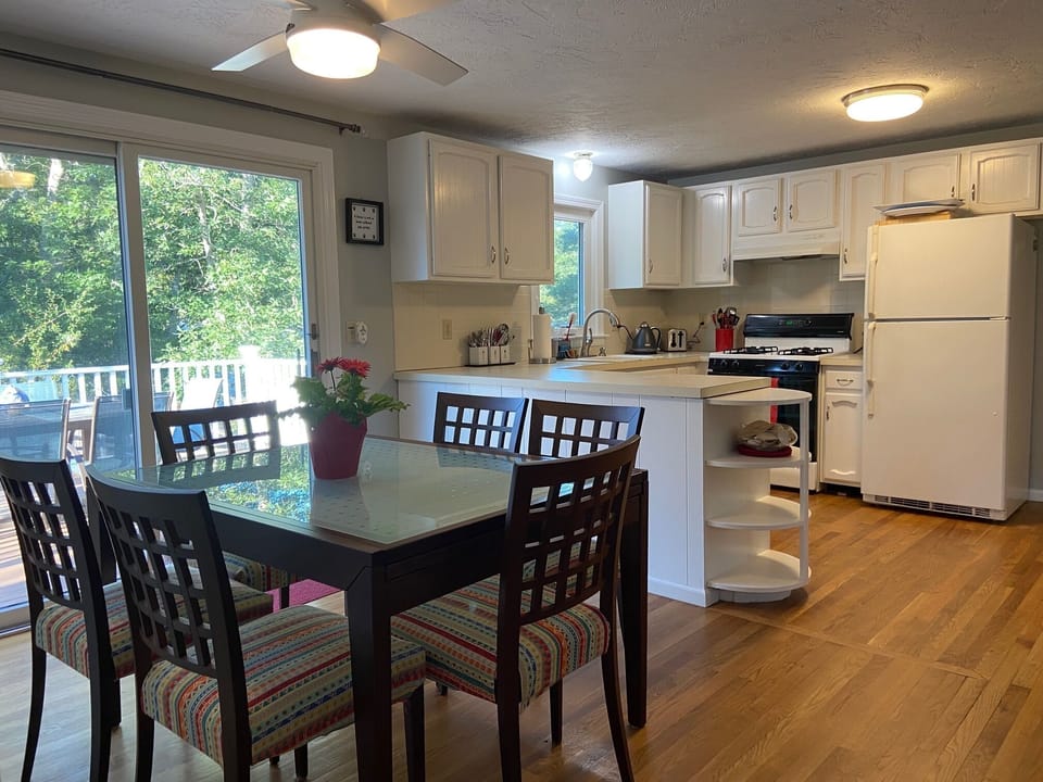 full kitchen, dining for 6