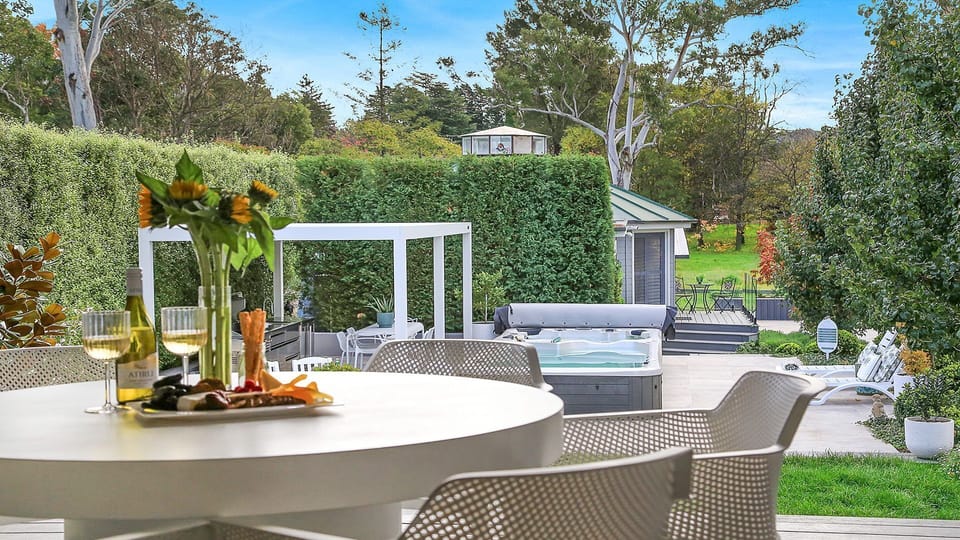 Amoré Bowral | Alfresco dining | BBQ | Swim spa | Spa 
