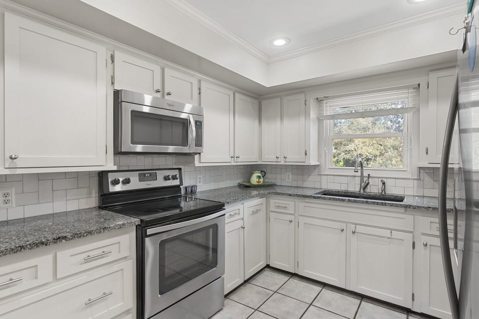 Fully equipped kitchen.