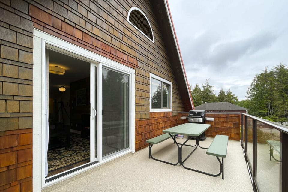 Open deck dining with BBQ
