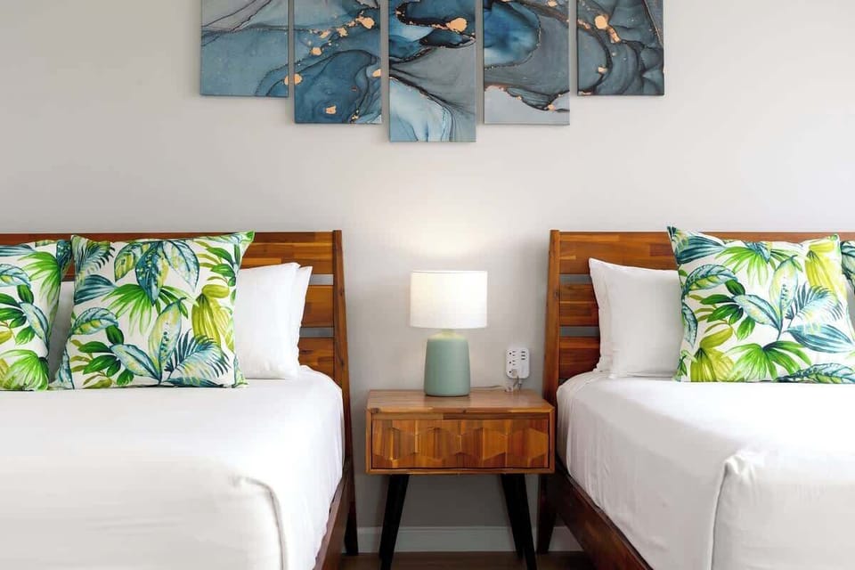 2 queen-sized beds in the bedroom
