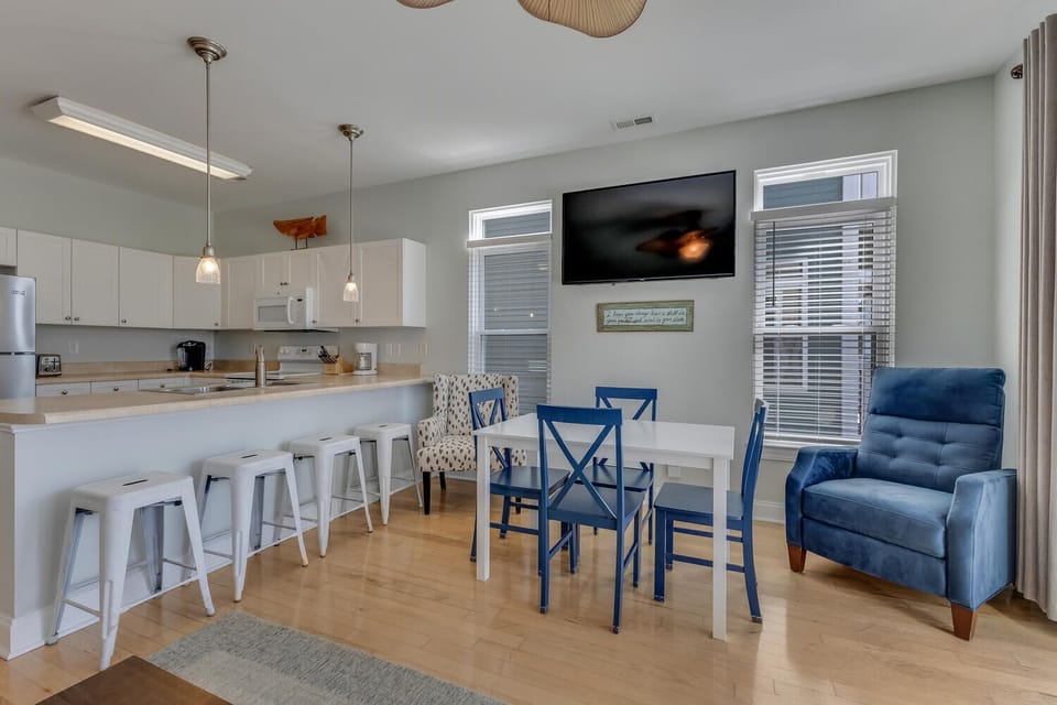 Eating Area/Breakfast Bar (1st Floor)