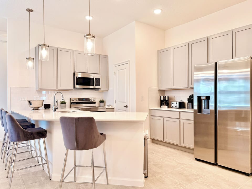 Modern kitchen with full appliances – cook and gather in style.