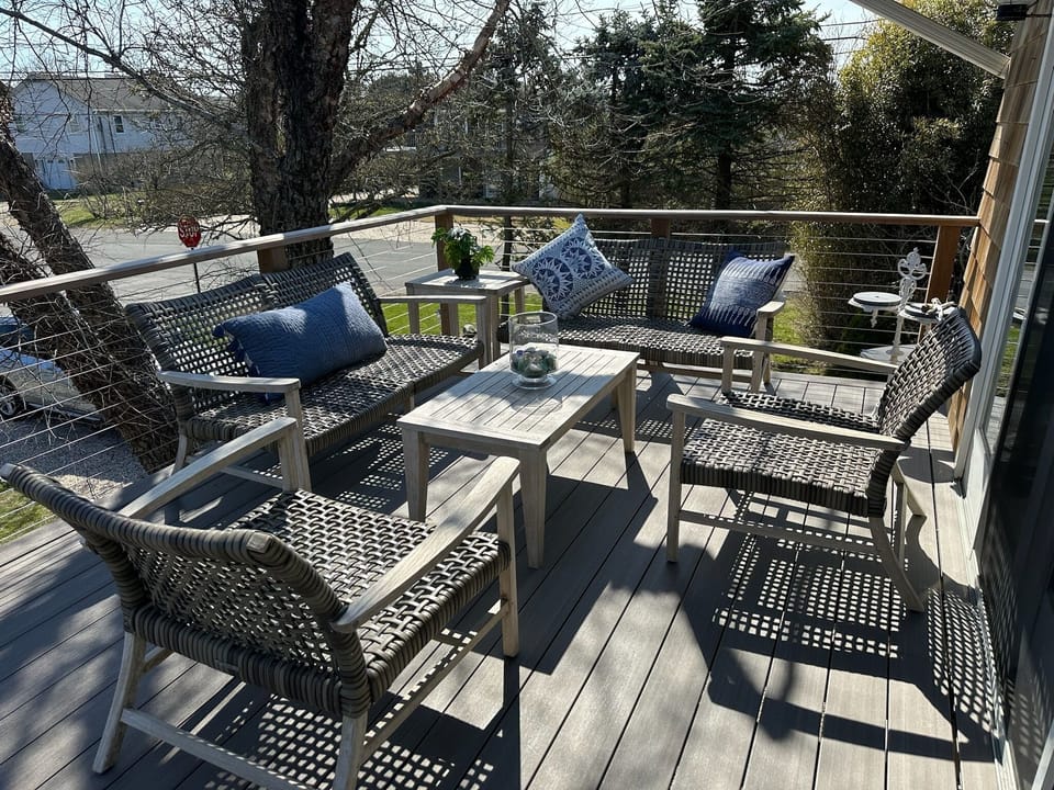 Front deck seating area