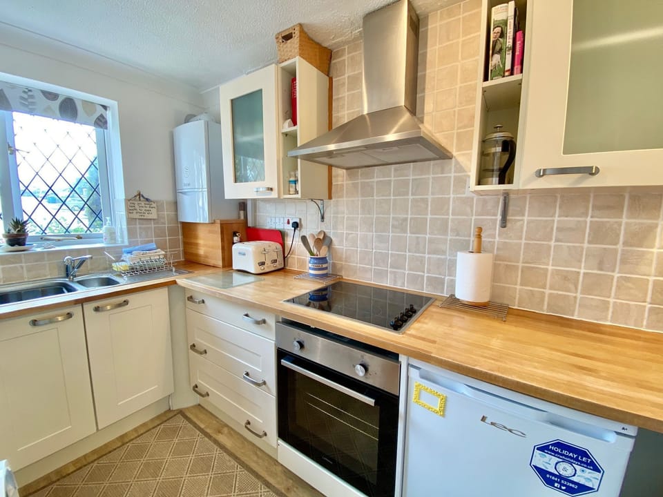 Oven in kitchen of Heidaway Holiday Cottage, Padstow, North Cornwall