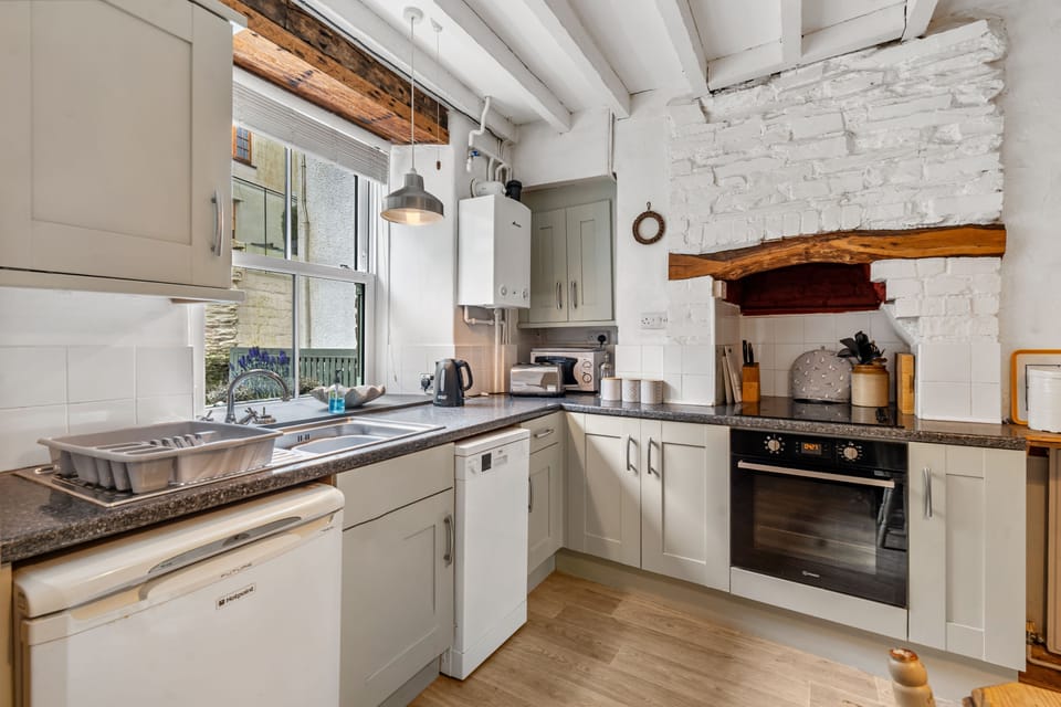 Kitchen at 10 Mill Road in Padstow, North Cornwall