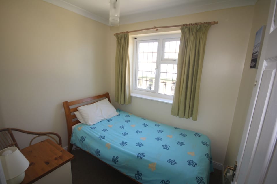 Single bed in bedroom of holiday cottage, Kegyn in Harlyn Bay, Padstow, North Cornwall