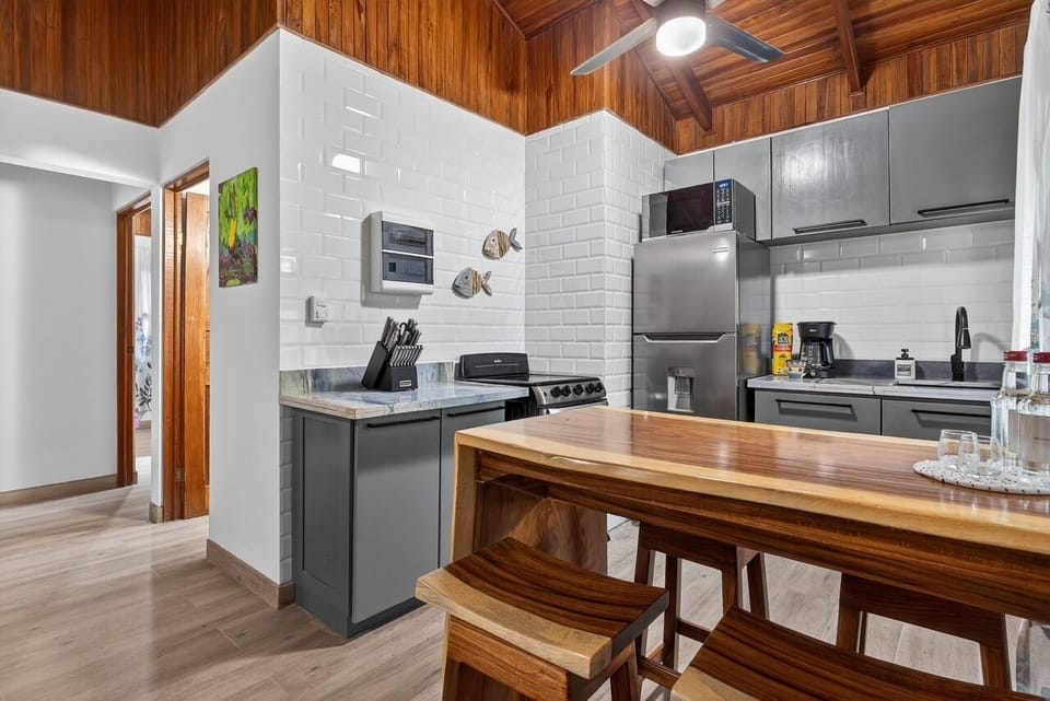 Fully equipped kitchen and 4 seat counter top dining.