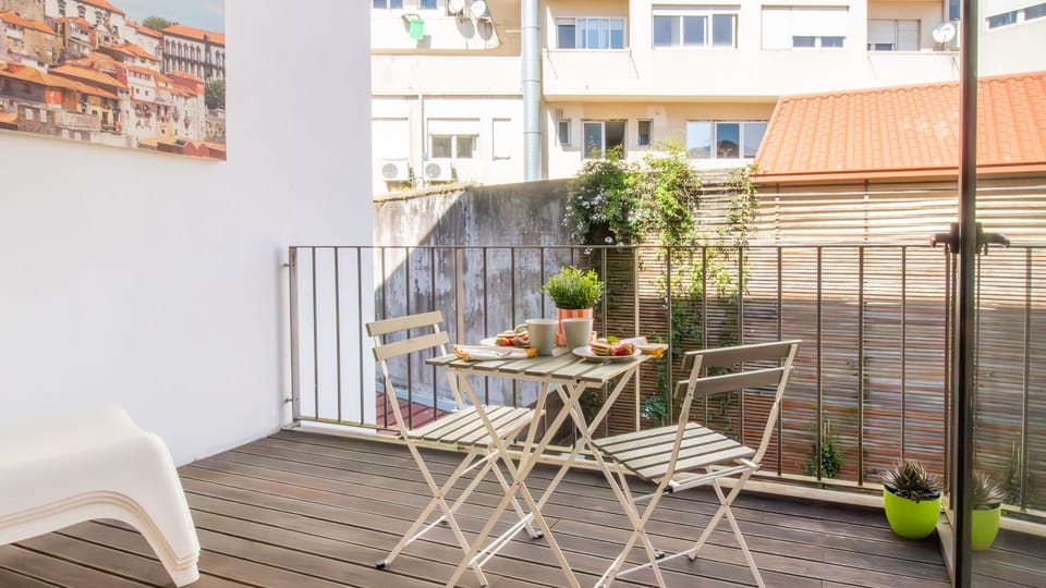 Private balcony with café-style seating, ideal for enjoying breakfast in the sunshine or a relaxed evening glass of wine
#BalconyVibes #CityEscape #PetiteTerrace #LovelyStay
