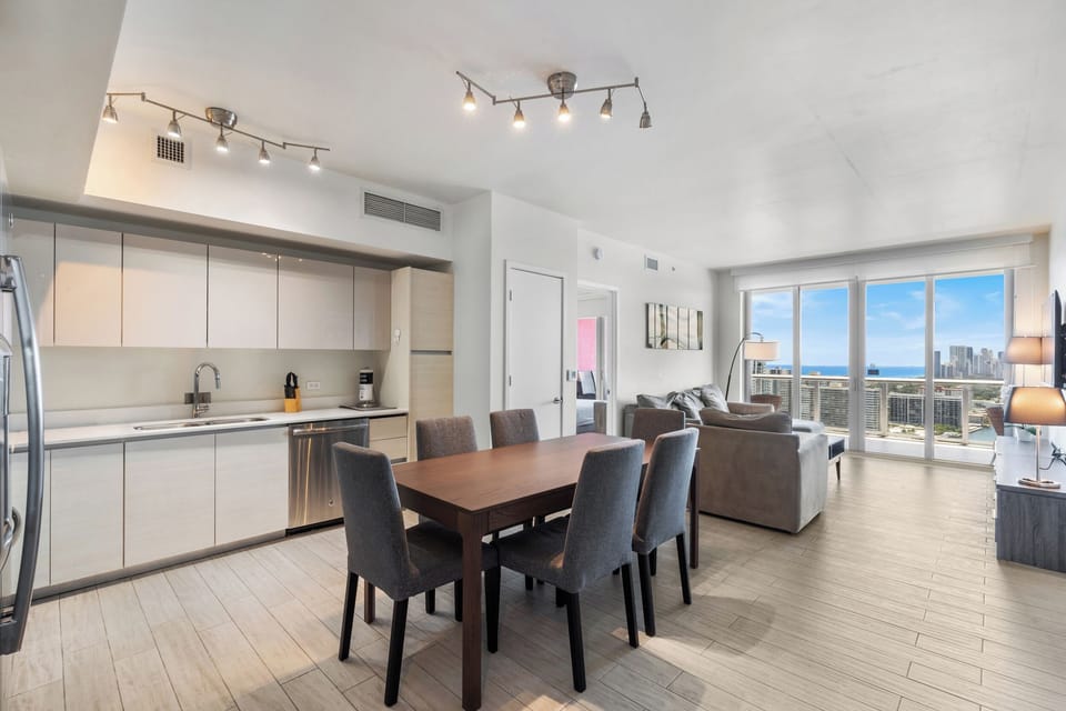 Dining area with a table for 6