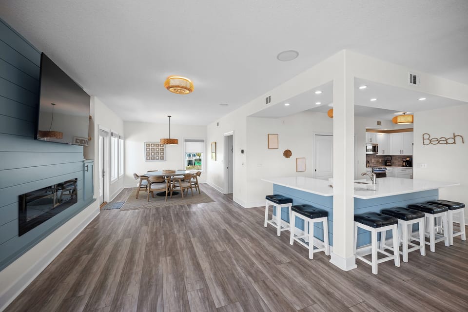 Dining with seating for 12, and amazing views! Main (2nd) Floor