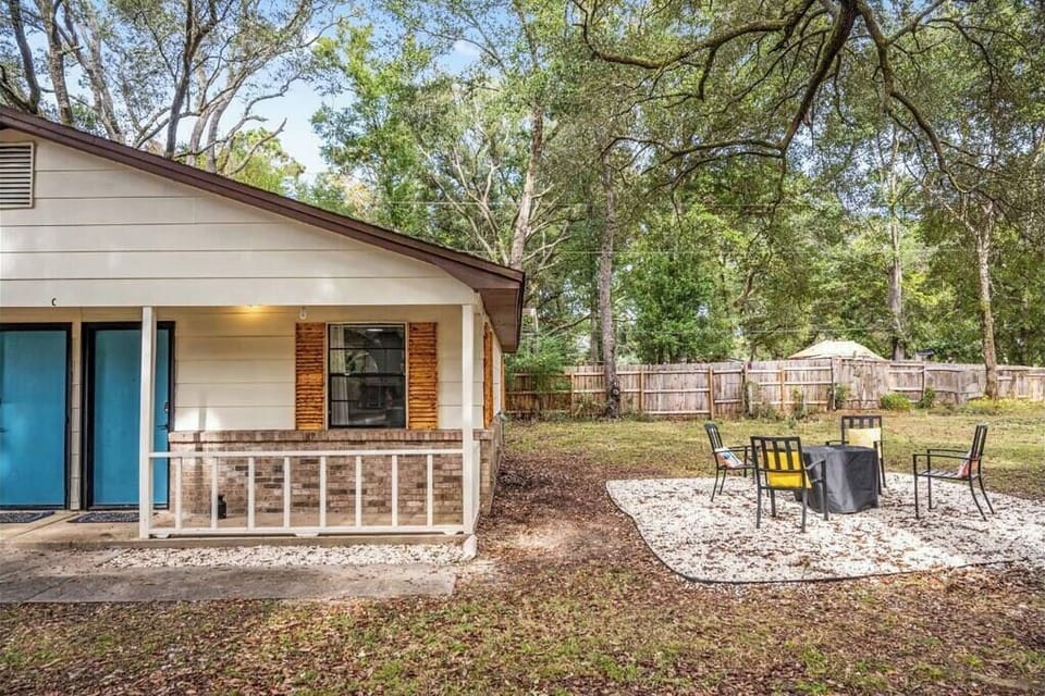 Charming front exterior w/ welcoming entry & shaded outdoor space