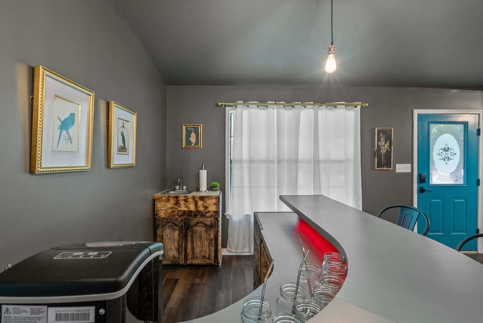 Wet bar area w/ seating, ideal for mixing drinks & entertaining