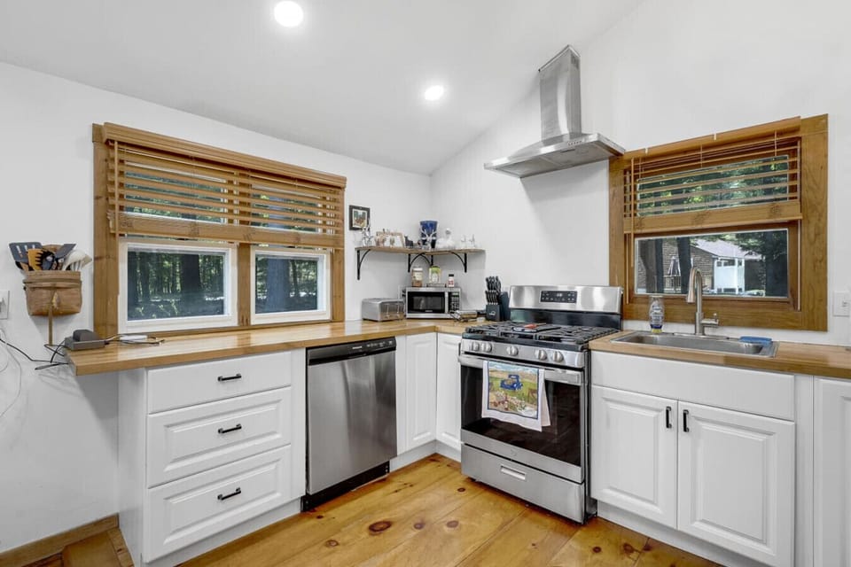 Modern kitchen setup ready for your favorite home-cooked meals.
