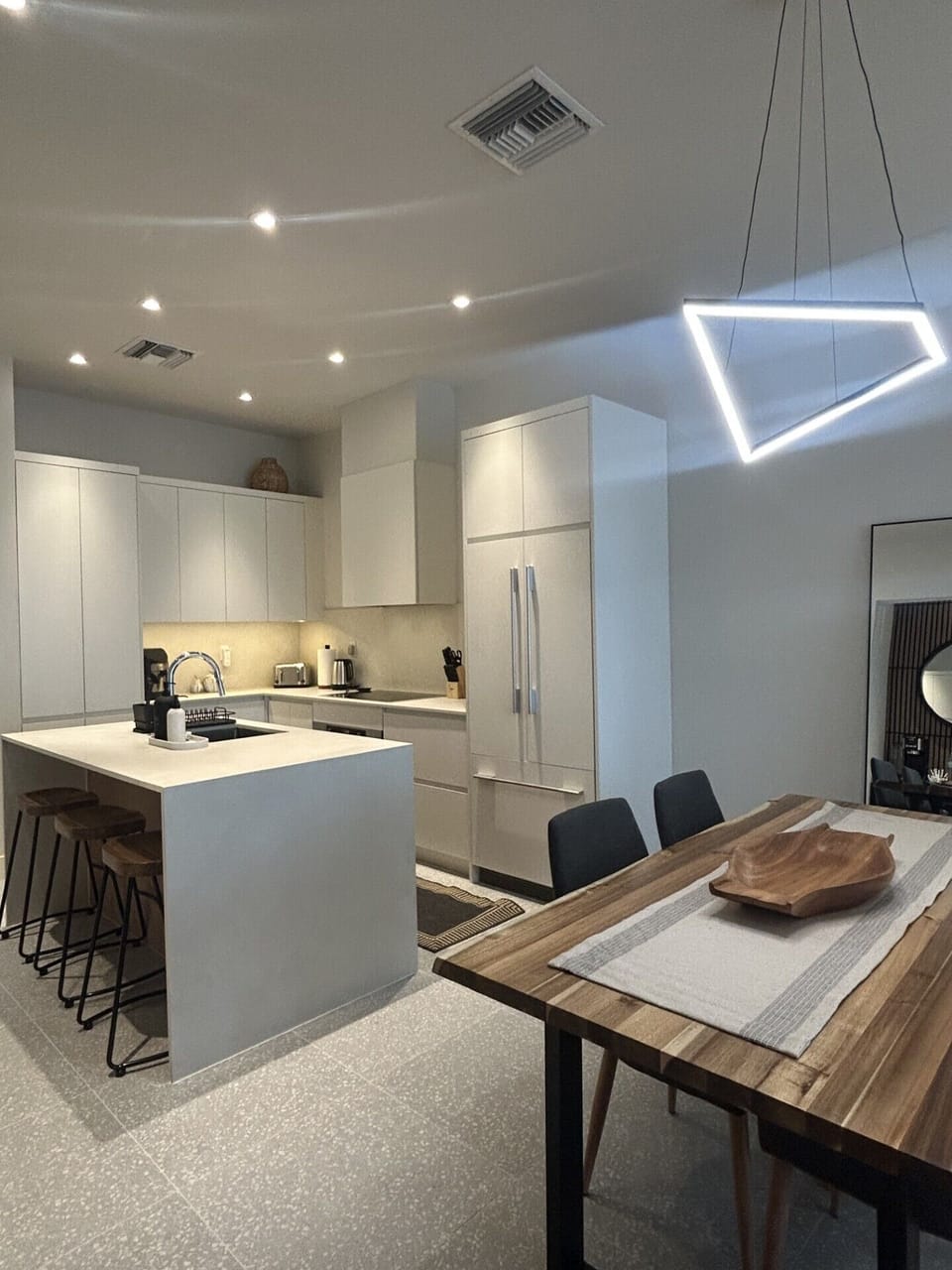 Fully stocked Kitchen:
-Blender
-AirFryer
-Coffee stattion (Keurig)
+ much more
