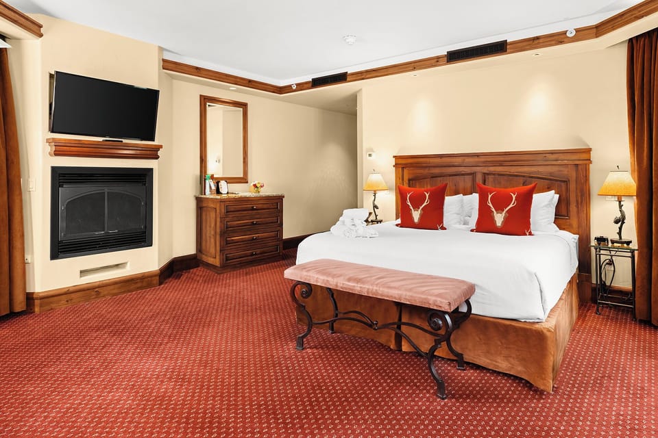 Unit with 1 King size bed. Exact unit will be assigned upon arrival. Views, colors and decor may vary.