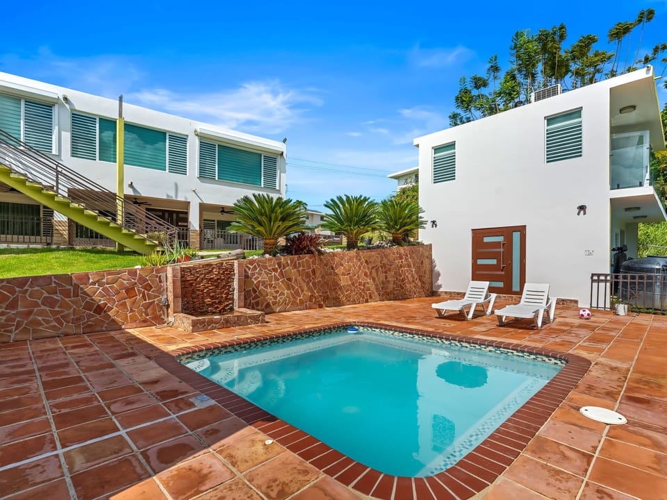Pool with sunny terrace to relax.