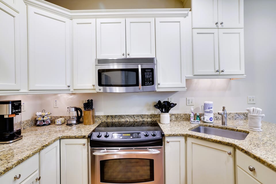 Electric cooktop, Grind and Pod coffee maker, everything needed to create meals
