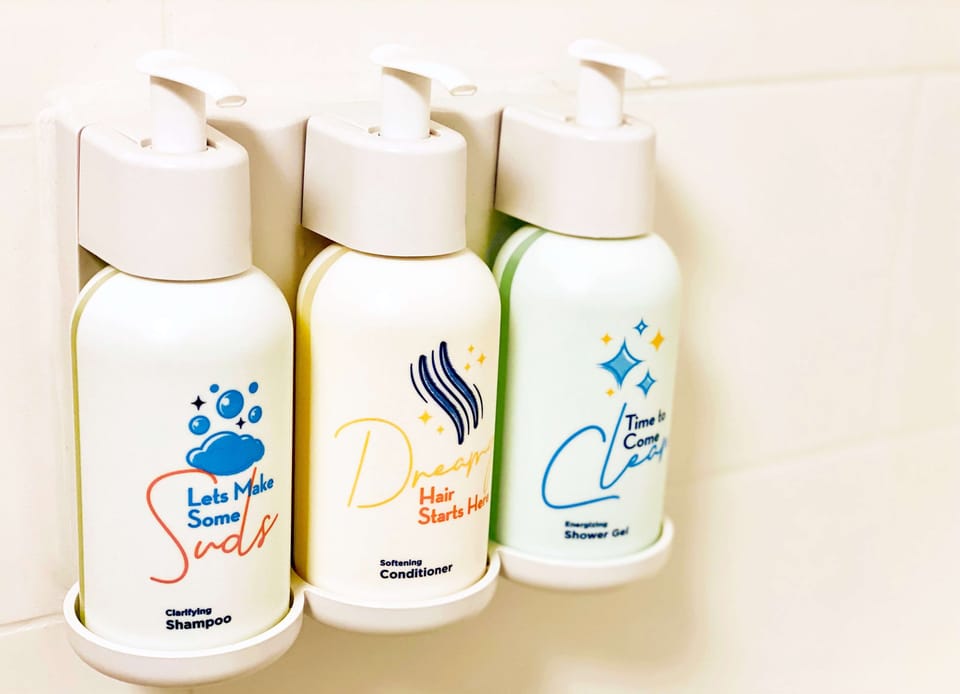 Indulge in spa-like pumps with fresh shampoo and shower gel.