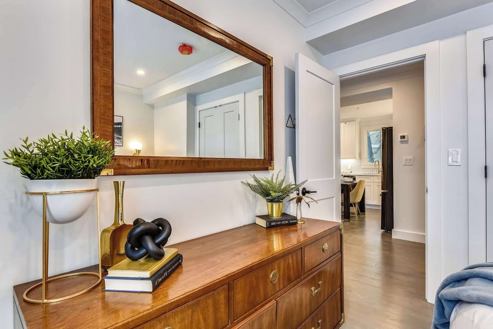 Bedroom 1 – Queen bed