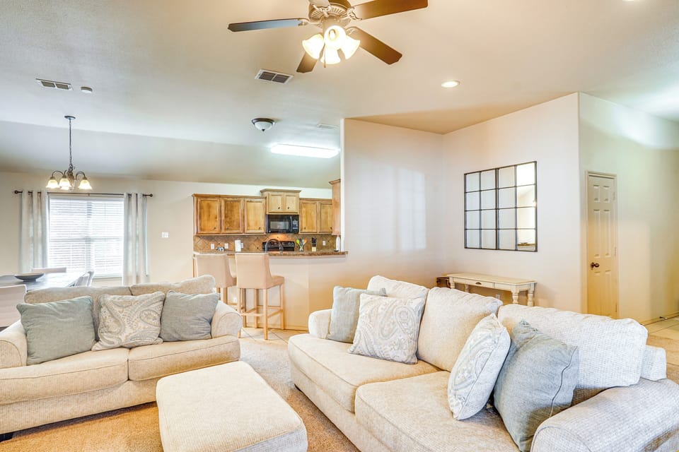 Living Room | Flat-Screen TV | Fireplace | Central Heating & A/C | Free WiFi