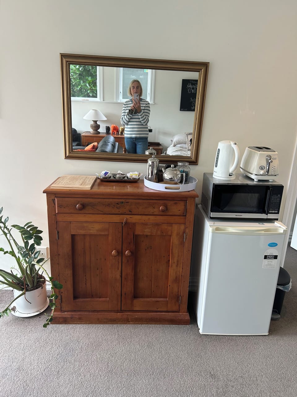 Microwave, toaster, kettle & fridge available 