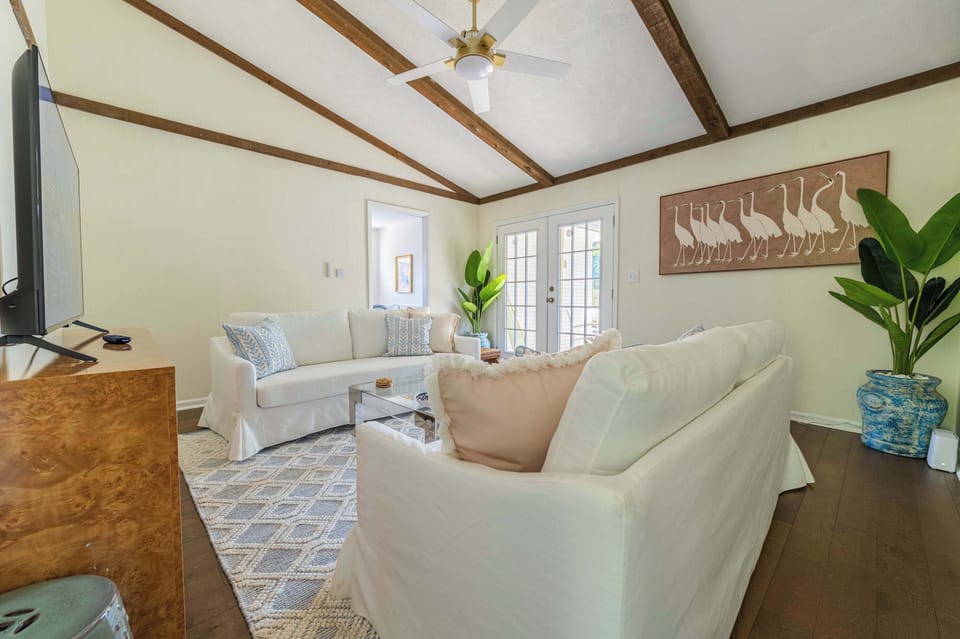 Gather and connect in this bright and airy living space. With plush seating and a welcoming atmosphere, it's the ideal spot to relax after a day of exploring.

