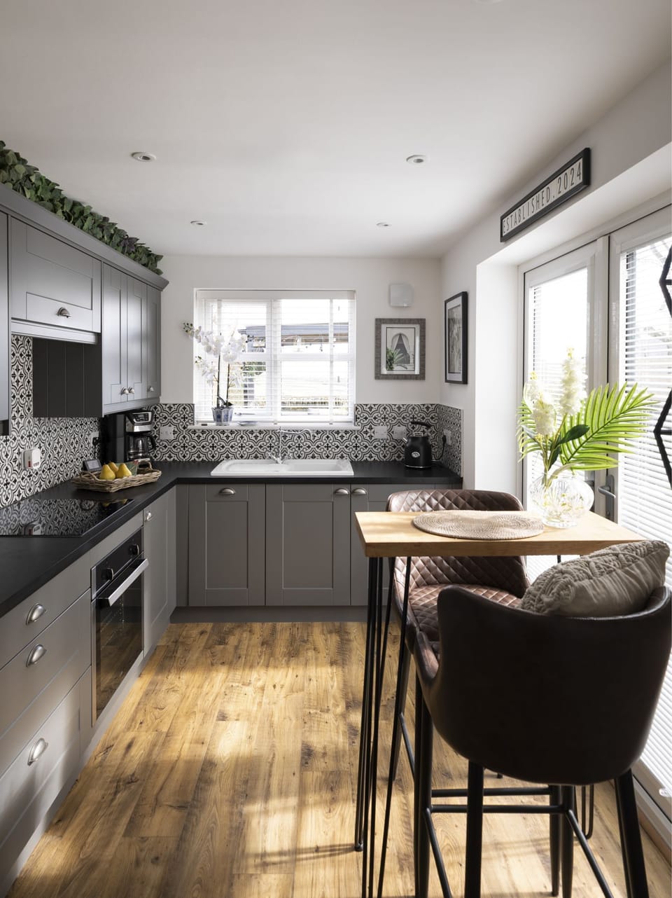 Pigswood Cottage - the kitchen with breakfast bar seating