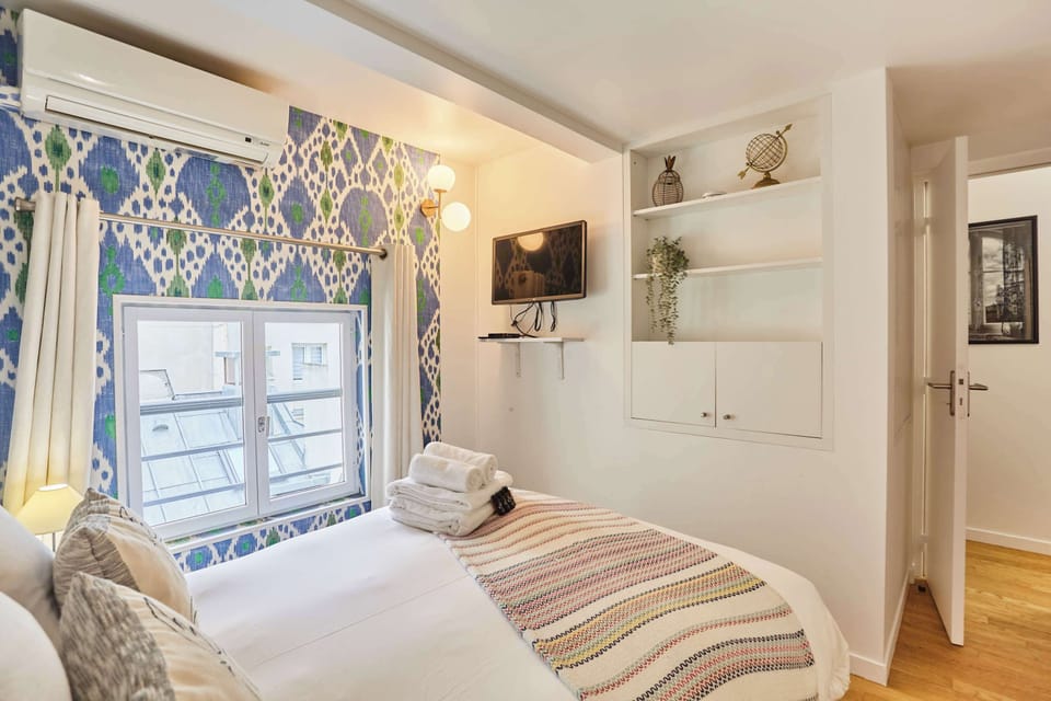 Chambre avec lit double et smart TV