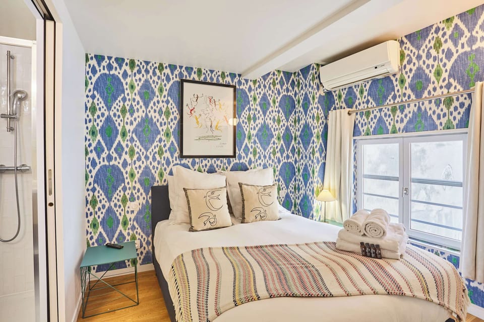 Chambre avec lit double et smart TV