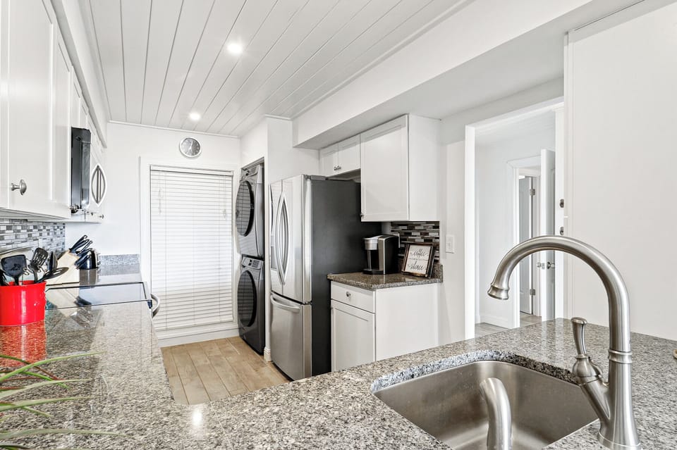109 Shorewood | Modern Kitchen w/ stainless steel appliances - 109 Shorewood | Modern Kitchen w/ stainless steel appliances