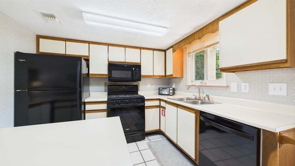 Fully applianced kitchen with all the cooking essentials